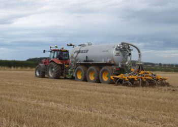 Foto: läga laotamine põllul