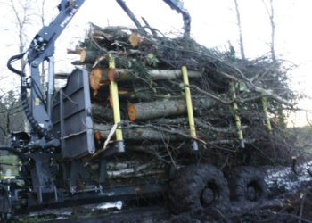 Foto: kodumaa konstruktorid said valmis uute tehniliste lahendustega puidu väljavedamise haagise, mil teeb spetsiaalsele väljaveotraktorile silmad ette.