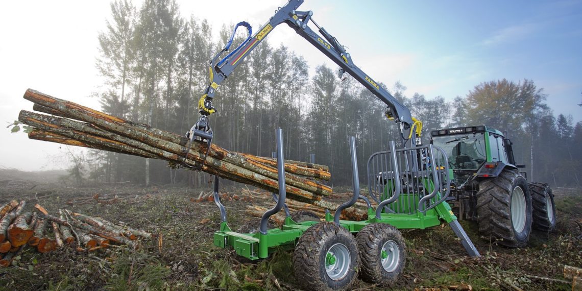 Foto: Farma CT 6,7- 9F metsaveokäru traktori järel