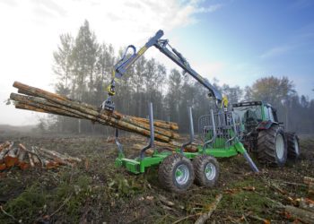 Foto: Farma CT 6,7- 9F metsaveokäru traktori järel