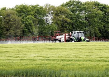 Foto: traktor põllutööl, investeeringuprojektide tähtajad