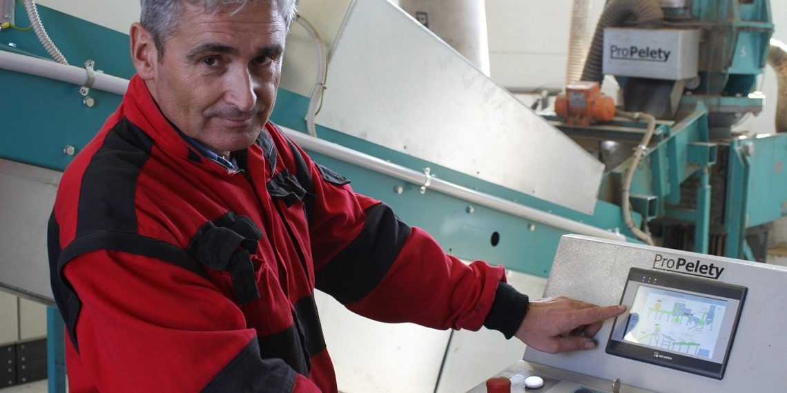 Tšehhide agropelletiliin võimaldab allapanuks või kütteks graanuleid tasuvalt toota nii kuivast heinast kui ka biopuhastuse läbinud vee ülejääkidest. Foto: Ain Alvela