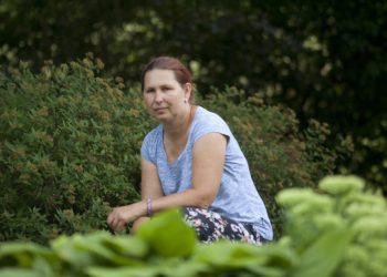 Riina Müürsepa lemmiklilled on hostad, mida puukoolis on ligi 70 sorti, Riina Puukool. Foto: Kristina Traks