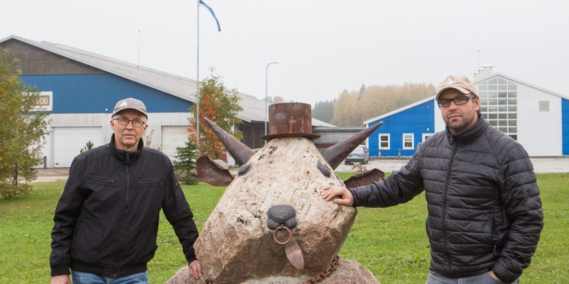 Märt ja Siim Riisenberg Kehtna Mõisa veiselautade taustal, mille ees seisab farmi töötaja loodud kivipull. Foto: Julia-Maria Linna