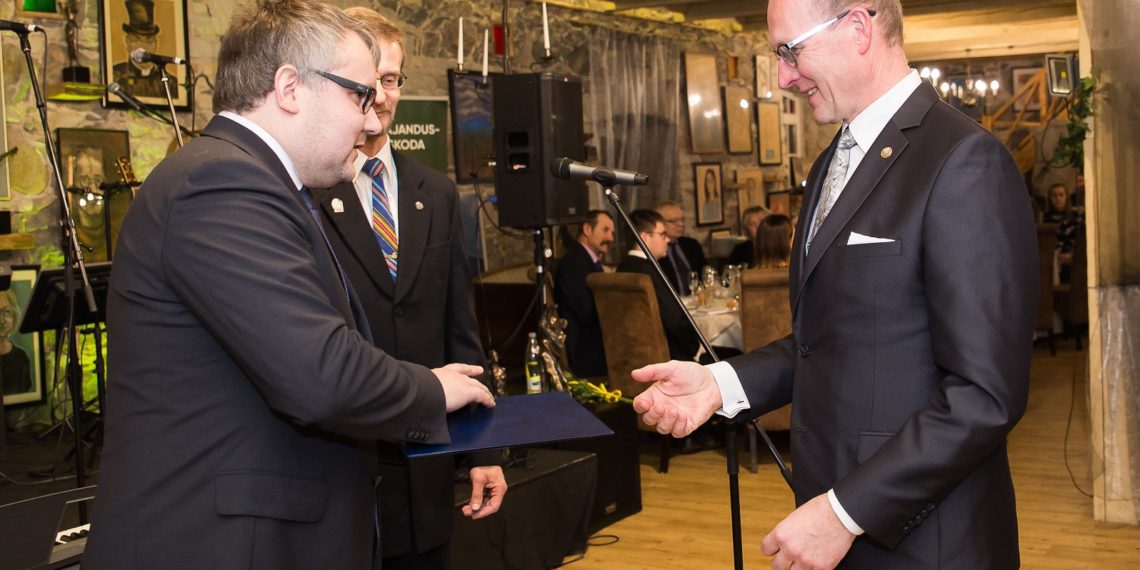 Lõikuspidu 2018 - Maaelu Edendamise Sihtasutuse juhatuse esimehele Raul Rosenbergile (paremal) anti üle koja auliikme tunnistus.