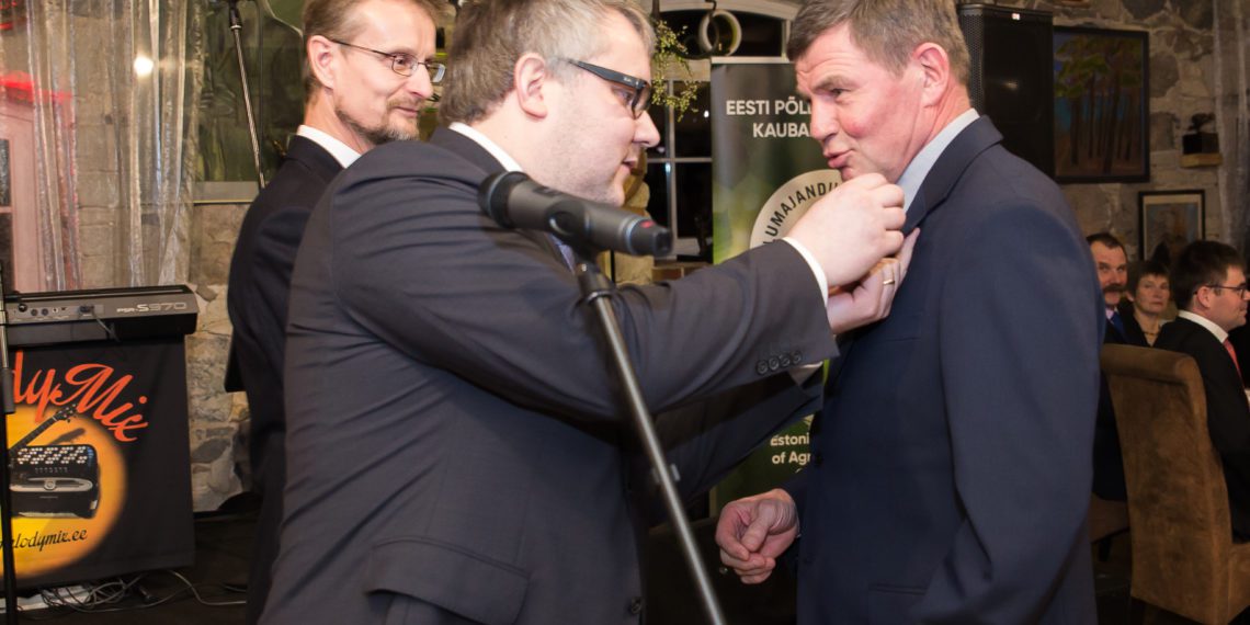 Lõikuspeol tunnustati EPKK aumärgiga Põllumeeste Ühistu Kevili nõukogu esimeest, silmapaistvat põllumeest ja Aasta Põllumeest 2002 Jaak Läänemetsa. Foto: Evelin Talvar