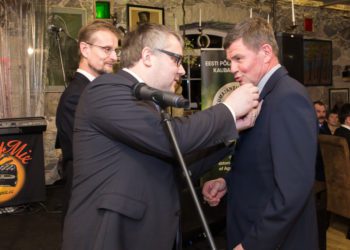 Lõikuspeol tunnustati EPKK aumärgiga Põllumees­te Ühistu Kevili nõu­kogu esimeest, silma­paistvat põllumeest ja Aasta Põllu­meest 2002 Jaak Läänemetsa. Foto: Evelin Talvar