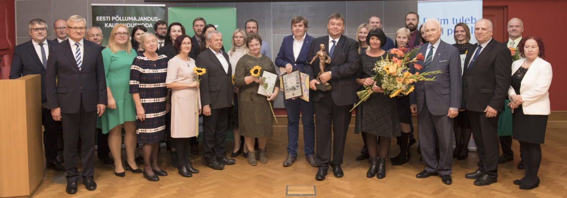 Koos jäädvustati fotole aasta põllumehe konkursi võitjad, nominendid ja žürii liikmed, samuti poliitikud.