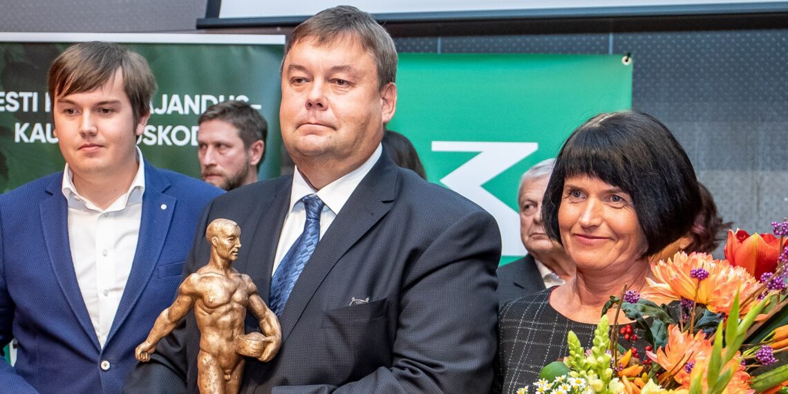 Aasta põllumees 2019 Voore Farmi juht Indrek Klammer koos poeg Henriku ning abikaasa Tiinaga. Foto: Scanpix/Sander Ilves