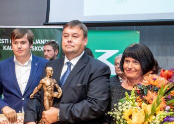 Aasta põllumees 2019 Voore Farmi juht Indrek Klammer koos poeg Henriku ning abikaasa Tiinaga. Foto: Scanpix/Sander Ilves