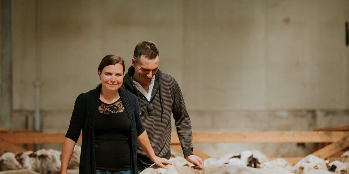 Agroturism. Annemari Polikarpus ja Denis Pretto peavad Nõo vallas Viinamärdi talus piimalambaid ja valmistavad maitsvaid juuste. Foto: Heiki Avent