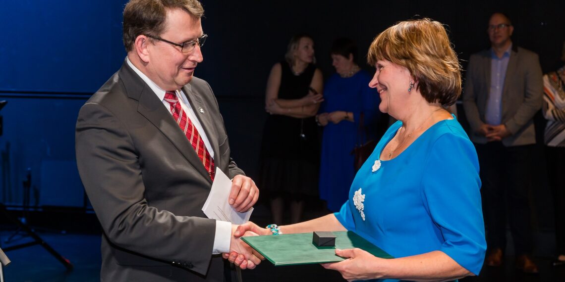 EPKK juhatuse liige Vahur Tõnissoo andis Sõmeru Maaelufestivali korraldajale Maia Simkinile üle EPKK aumärgi „EestiMAA Heaks“. Selle aumärgi sai tänavu viis silmapaistvat maaelu edendajat.