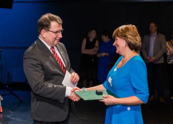 EPKK juhatuse liige Vahur Tõnissoo andis Sõmeru Maaelufestivali korraldajale Maia Simkinile üle EPKK aumärgi „EestiMAA Heaks“. Selle aumärgi sai tänavu viis silmapaistvat maaelu edendajat.