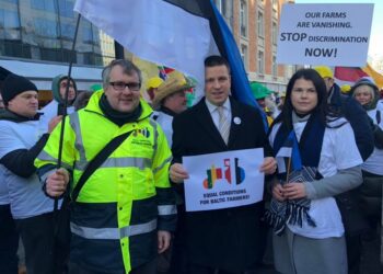 Balti põllumehed kogunevad Brüsselisse meeleavaldusele. Ühenduse eelarve peab vähendama Euroopa põllumajandustootjate vahelist ebavõrdsust. Jüri Ratas sai EPKK aumärgi.Fotol Roomet Sõrmus, Jüri Ratas, Kerli Ats. Foto: EPKK