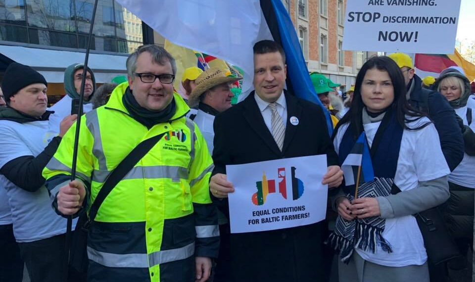 Balti põllumehed kogunevad Brüsselisse meeleavaldusele. Ühenduse eelarve peab vähendama Euroopa põllumajandustootjate vahelist ebavõrdsust. Jüri Ratas sai EPKK aumärgi.Fotol Roomet Sõrmus, Jüri Ratas, Kerli Ats. Foto: EPKK