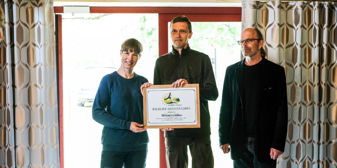 President Kersti Kaljulaid andis Metsatervendus OÜ-le üle rahvusvahelise keskkonnamärgise Wildlife Estates tunnistuse. Foto: Presidendi kantselei