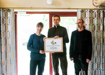 President Kersti Kaljulaid andis Metsatervendus OÜ-le üle rahvusvahelise keskkonnamärgise Wildlife Estates tunnistuse. Foto: Presidendi kantselei