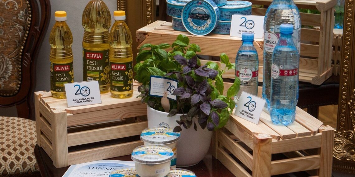 Saidafarmi rosinakohupiim, looduslik mineraalvesi Värska Originaal, Olivia rapsiõli ja Kihnu Kala Tallinna kilud on viimased 20 aastat järjepidevalt kandnud Pääsukesemärki.