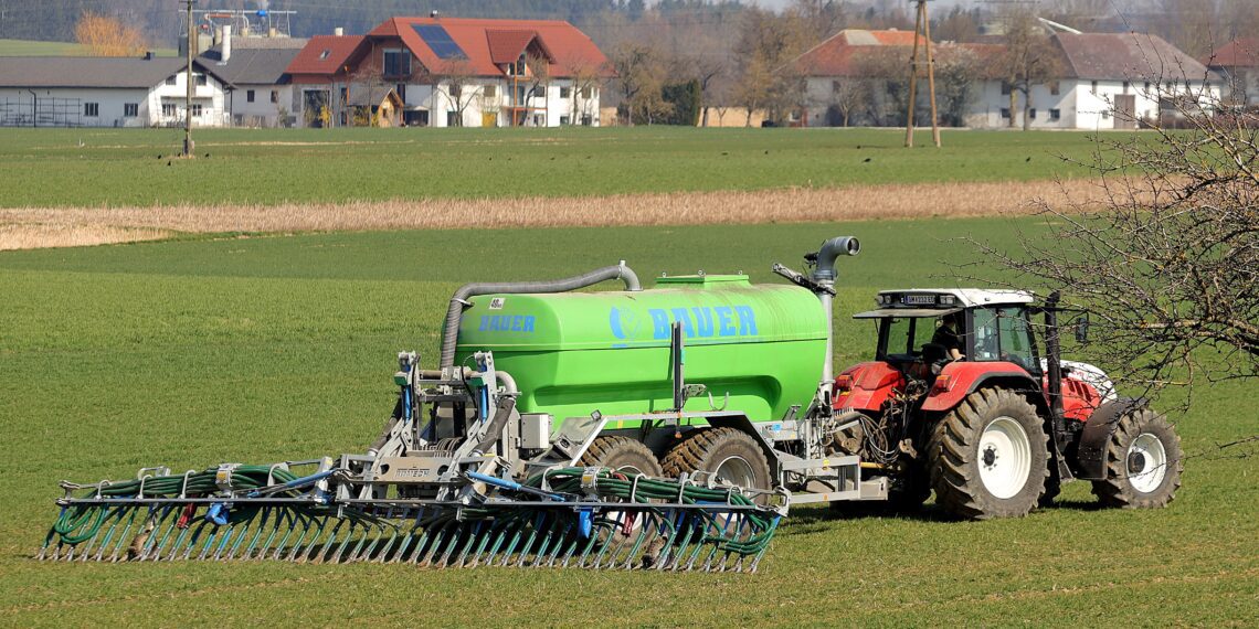 Vedelsõnnik laota sügisel taimkattega põllule. Foto: Pixabay