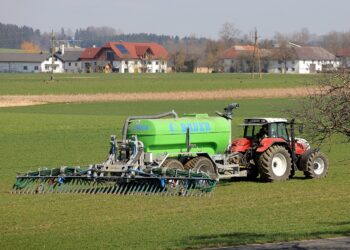 Vedelsõnnik laota sügisel taimkattega põllule. Foto: Pixabay