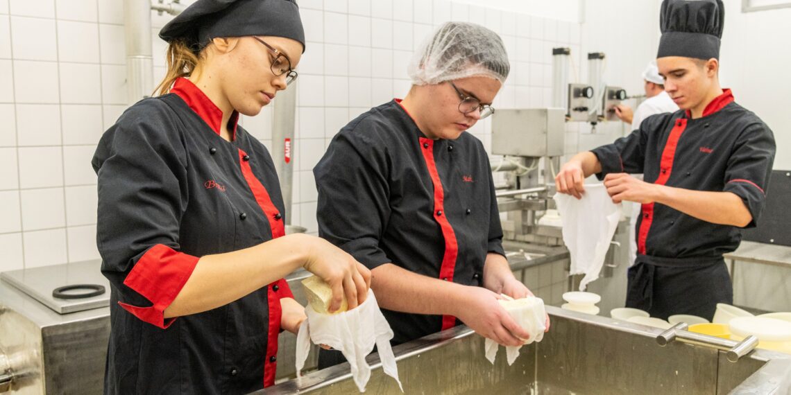 Õppetöö Olustvere Teenindus- ja Maamajanduskooli toidutööstuses. Ametikoolide põllumajanduserialad naudivad jätkuvalt populaarsust. Foto: Sandra Urvak