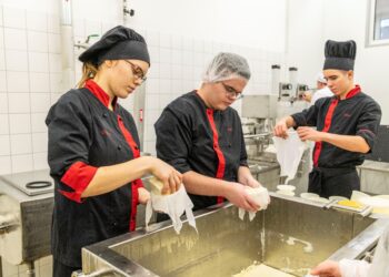 Õppetöö Olustvere Teenindus- ja Maamajanduskooli toidutööstuses. Ametikoolide põllumajanduserialad naudivad jätkuvalt populaarsust. Foto: Sandra Urvak