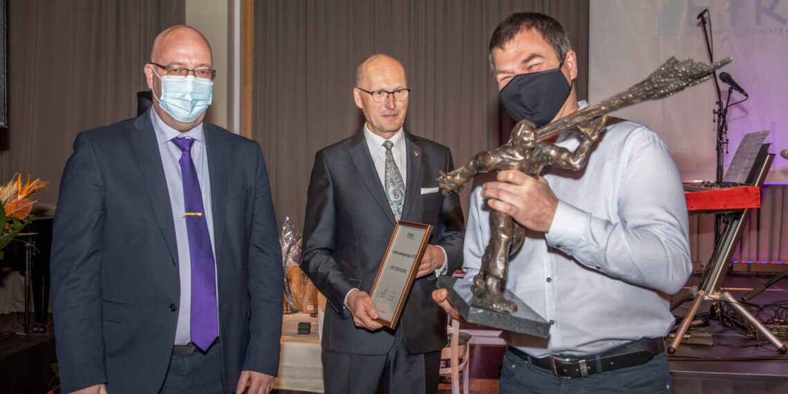 Ahti Aruksaar (paremal) vastu võtmas Maaelu Arendamise Sihtasutuse 2020. aasta parima viljakasvataja autasu maaeluminstrilt Arvo Allerilt (vasakul) ja MESi juhatuse esimehelt Raul Rosenbergilt. Parim taimekasvataja 2020. Foto: EPKK