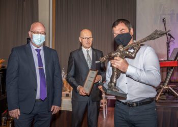 Ahti Aruksaar (paremal) vastu võtmas Maaelu Arendamise Sihtasutuse 2020. aasta parima viljakasvataja autasu maaeluminstrilt Arvo Allerilt (vasakul) ja MESi juhatuse esimehelt Raul Rosenbergilt. Parim taimekasvataja 2020. Foto: EPKK