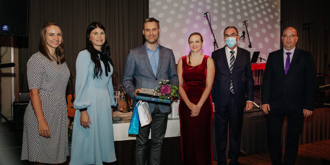 Eestimaa Talupidajate Keskliit valib iga-aastasel talukonkursil välja ka parima alternatiivtalu, kes ei tegele traditsioonilise põllumajandustootmisega. Tänavuseks parimaks alternatiivtaluks krooniti Tori Siidritalu, auhinna võttis vastu peremees Karmo Haas (fotol vasakult kolmas).