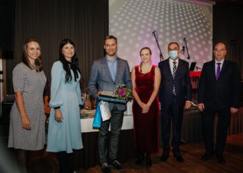 Eestimaa Talupidajate Keskliit valib iga-aastasel talukonkursil välja ka parima alternatiivtalu, kes ei tegele traditsioonilise põllumajandustootmisega. Tänavuseks parimaks alternatiivtaluks krooniti Tori Siidritalu, auhinna võttis vastu peremees Karmo Haas (fotol vasakult kolmas).