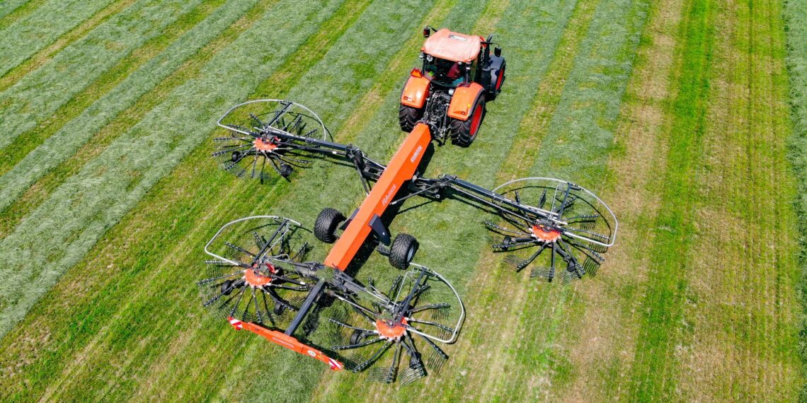 Stokker, haakeseadmed. Kubota 4 rootoriga vaaluti RA4515 töölaiusega kuni 15m. Foto: Stokker