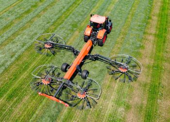 Stokker, haakeseadmed. Kubota 4 rootoriga vaaluti RA4515 töölaiusega kuni 15m. Foto: Stokker