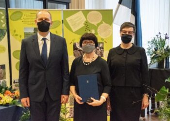 Maaeluminister Urmas Kruuse, EPKK avalike suhete juht Malle Lind ja Maaeluministeeriumi kantsler Tiina Saron. Foto: Maaeluministeerium