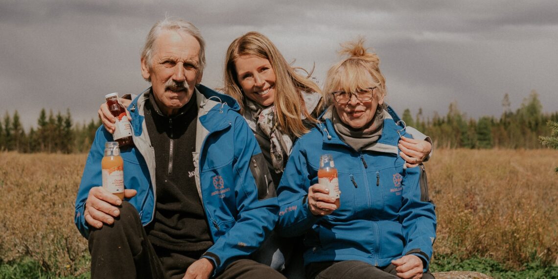 Marjamaa talu pere: isa Tõnu Oks, tütar Elke Lillemets, ema Maria Oks. Foto: erakogu