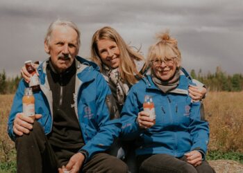 Marjamaa talu pere: isa Tõnu Oks, tütar Elke Lillemets, ema Maria Oks. Foto: erakogu