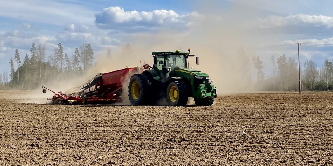 Maakasutuse stsenaariumid. Kevadised põllumajandusmasinad teedel. Suviodra külv Põlvamaal. Foto: Sigrid Kahar