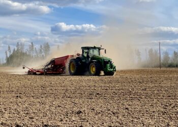 Maakasutuse stsenaariumid. Kevadised põllumajandusmasinad teedel. Suviodra külv Põlvamaal. Foto: Sigrid Kahar