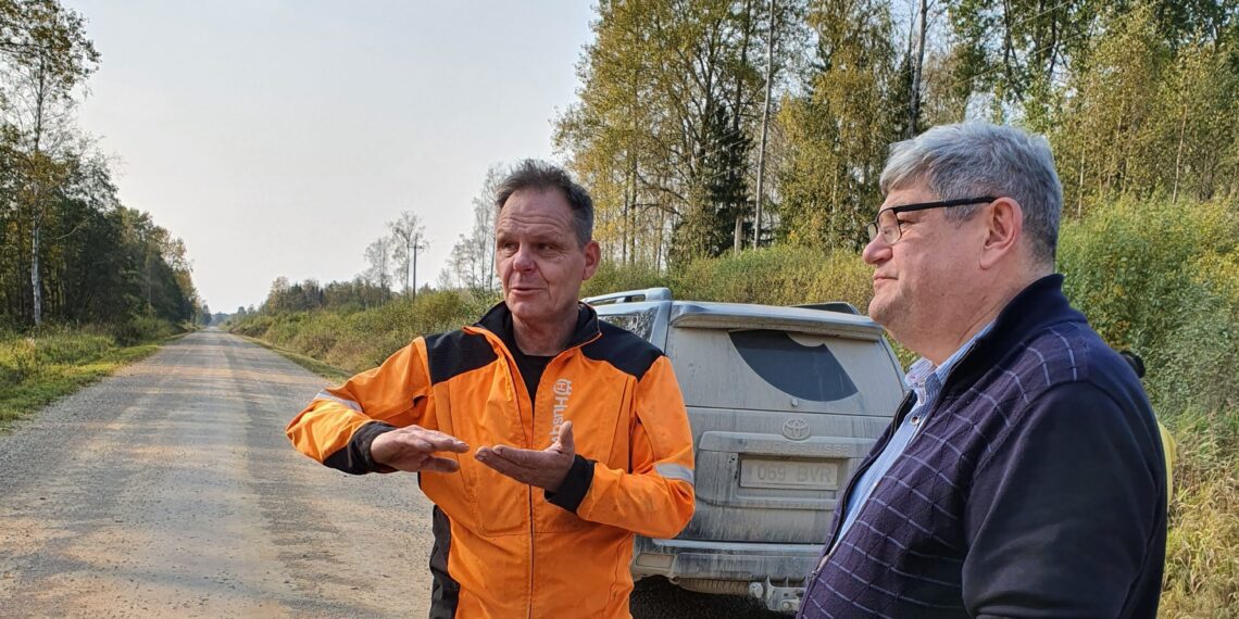 Gunnar Lepasaar (vasakul) tutvustab oma pere maadele seatud piiranguid Eesti Erametsaliidu tegevjuhile Andres Talijärvele. Lepasaared said veebruaris teada, et lisaks senisele 40 hektarile soovitakse nende maadel veel täiendavad 40 hektarit metsa range kaitse alla võtta. Kuna enamus sellest jääb piiranguvööndisse, siis kompensatsiooni piirangute eest ei maksta. Foto: Kertu Kekk-Reinhold