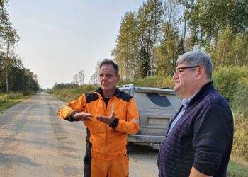 Gunnar Lepasaar (vasakul) tutvustab oma pere maadele seatud piiranguid Eesti Erametsaliidu tegevjuhile Andres Talijärvele. Lepasaared said veebruaris teada, et lisaks senisele 40 hektarile soovitakse nende maadel veel täiendavad 40 hektarit metsa range kaitse alla võtta. Kuna enamus sellest jääb piiranguvööndisse, siis kompensatsiooni piirangute eest ei maksta. Foto: Kertu Kekk-Reinhold