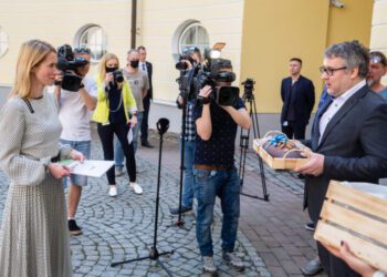 Peaminister Kaja Kallas ja Eesti Põllumajandus-Kaubanduskoja juhatuse esimees Roomet Sõrmus 13. mail 2021 Tallinnas. Foto: Raul Mee