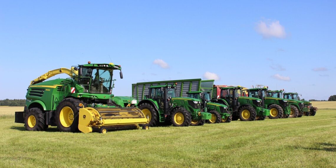 Käes on silotegemise hooaeg ja maanteedel liigub seetõttu ka rohkesti suuri põllumajandusmasinaid, põllumehed paluvad tähelepanelikkust. Foto: Meelika Sander-Sõrmus
