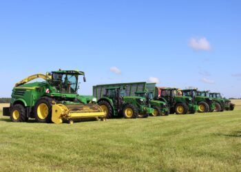 Käes on silotegemise hooaeg ja maanteedel liigub seetõttu ka rohkesti suuri põllumajandusmasinaid, põllumehed paluvad tähelepanelikkust. Foto: Meelika Sander-Sõrmus