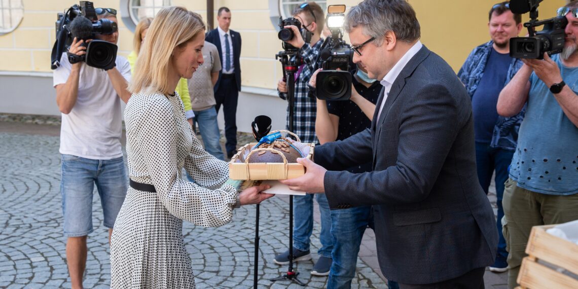 13. mail 2021 olid maa- ja rannarahva esindusorganisatsioonide juhid taas Toompeal, et anda peaminister Kaja Kallasele üle pöördumine palvega pöörata suuremat tähelepanu maa- ja rannapiirkondade elu toimimisele. Foto: Raul Mee