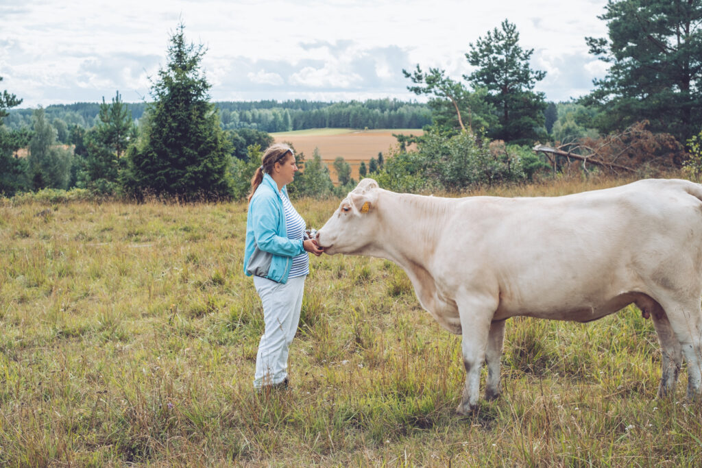Sigrid Luige tegeleb lisaks loomapidamisele ka ratsutamistrennide andmisega. Foto: Gelis Pihelgas