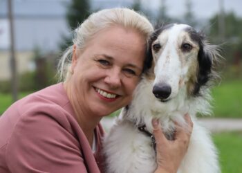 Anu Hellenurme vene hurt Nora saadab oma perenaist kõikjal. Ta käib Anuga iga päev tööl kaasas ja osaleb ka töökoosolekutel. Tõeline südametemurdja! Foto: Kristina Traks