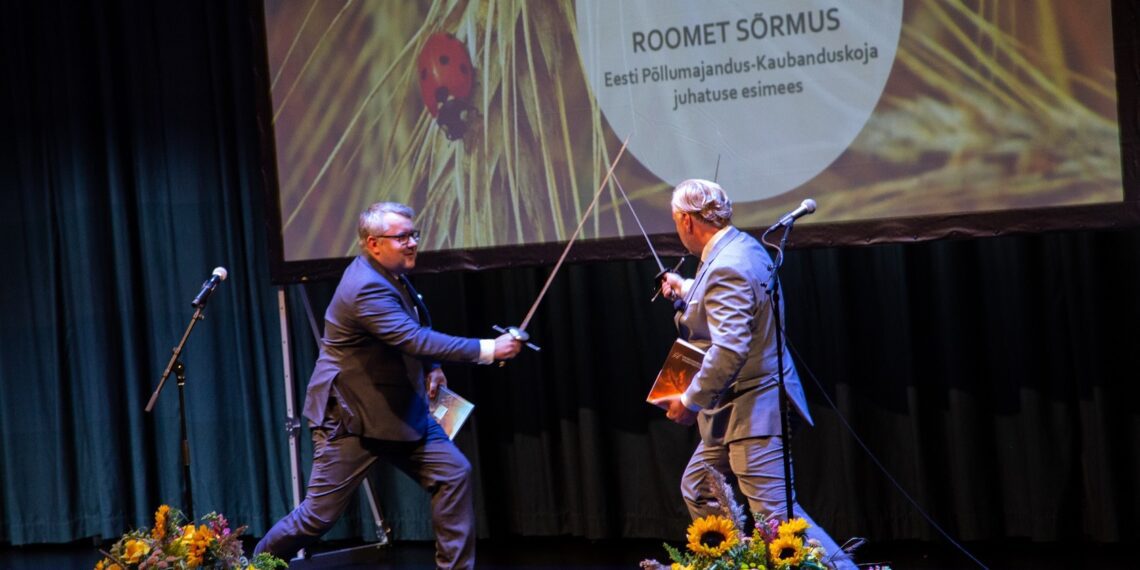 Roomet Sõrmus ja Sivar Irval ilmestasid oma pidukõnet mõõgavõitlusega. Foto: Sten Semjonov