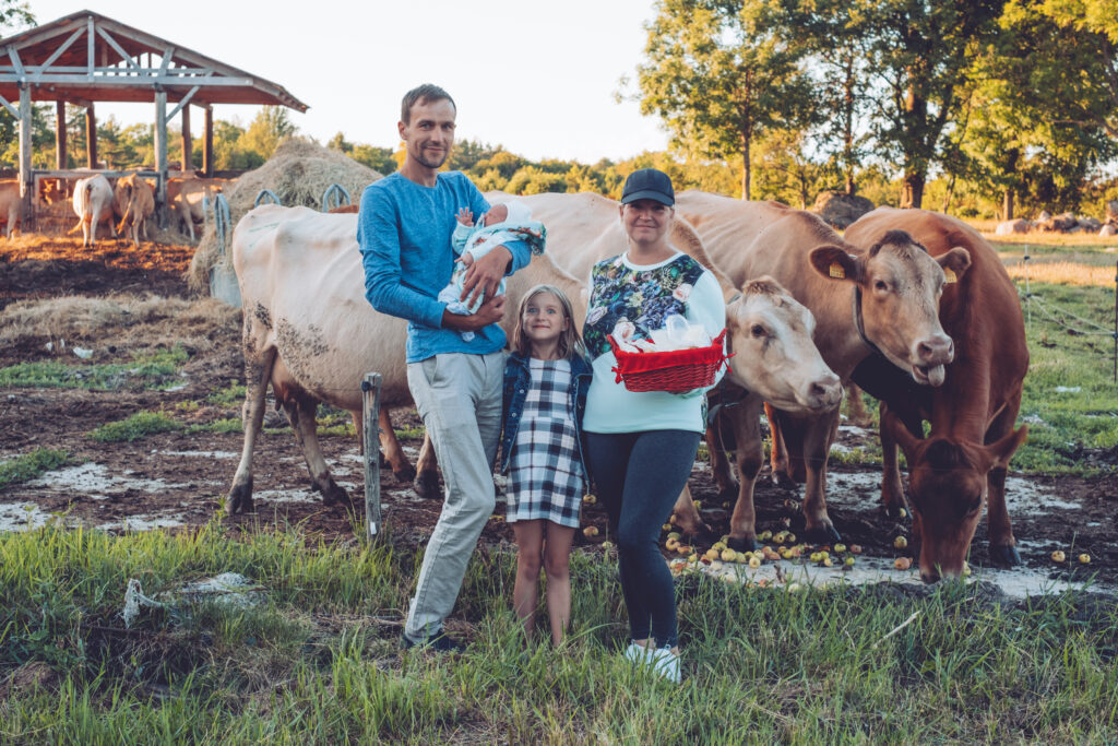 Siim Sooäär koos elukaaslase Margiti ja lastega kasvatab Uustla talus Eesti maakarja tõugu lehmi ja peab oluliseks, et piima väärindataks talus. Foto: Gelis Pihelgas