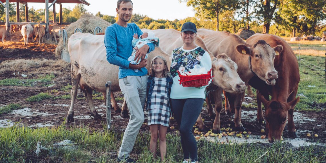 Aasta Talu 2021 kandidaat. Siim Sooäär koos elukaaslase Margiti ja lastega kasvatab Uustla talus Eesti maakarja tõugu lehmi ja peab oluliseks, et piima väärindataks talus. Foto: Gelis Pihelgas