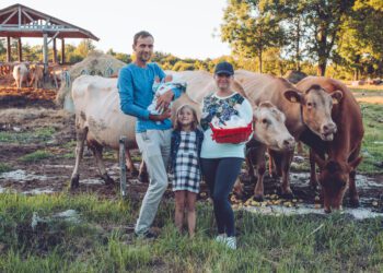 Aasta Talu 2021 kandidaat. Siim Sooäär koos elukaaslase Margiti ja lastega kasvatab Uustla talus Eesti maakarja tõugu lehmi ja peab oluliseks, et piima väärindataks talus. Foto: Gelis Pihelgas