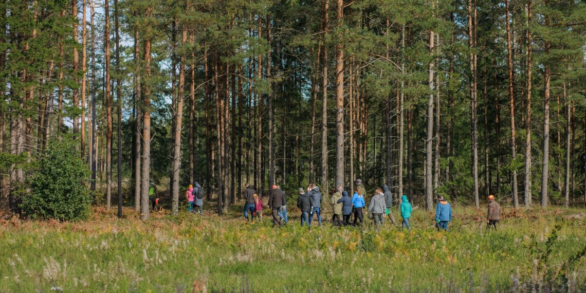 Metsarahva päev. Ilmataat rõõmustas 18. septembril metsarahva päeval osalenud inimesi suurepärase päikeselise ilmaga. Foto: Ken Oja